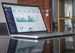 Laptop mit SEO Auswertung für Zahnärzte